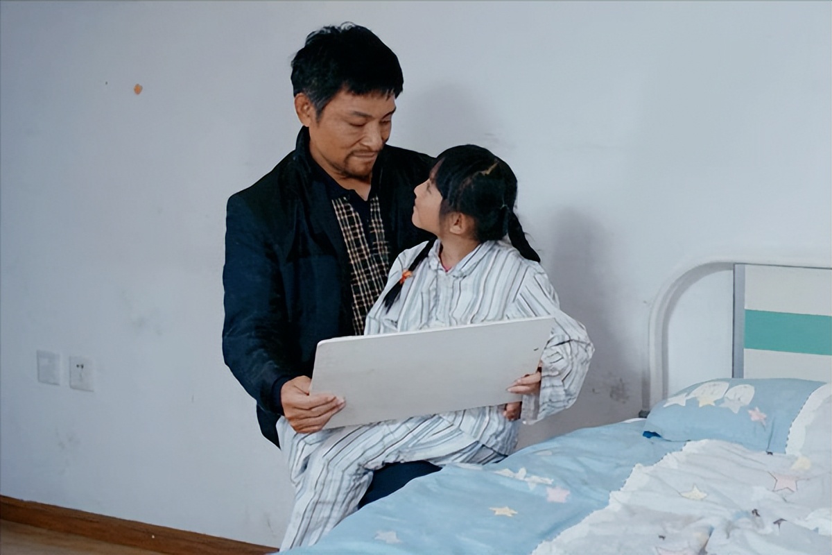 7岁女孩身患绝症，不愿拖累养父，自愿放弃治疗，感动无数人