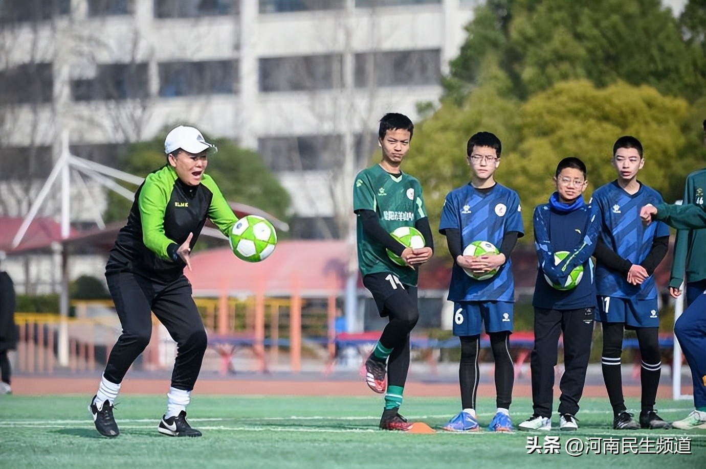 奔跑吧少年足球展示活动,足球进校园视频