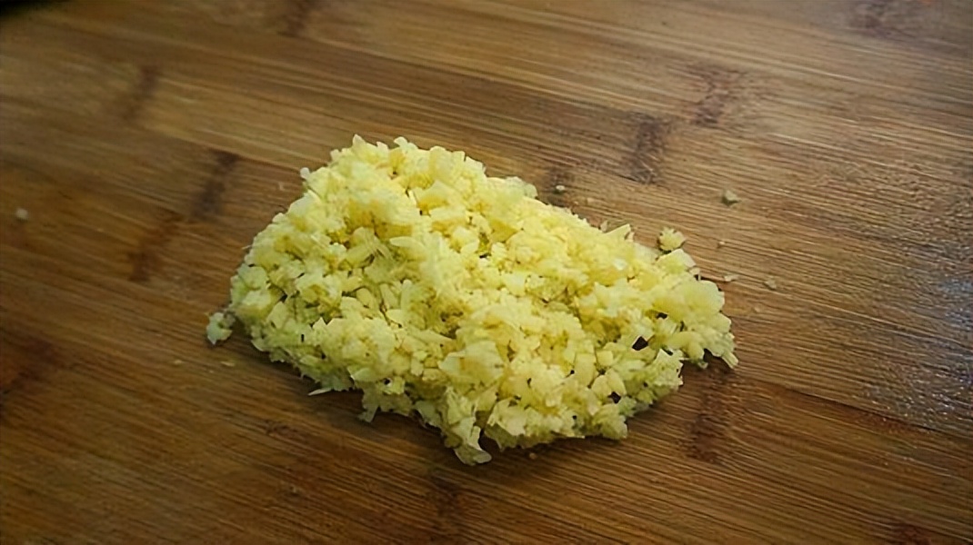 炸酱肉丝面条怎么做最好吃,芹菜炒肉炸酱面的做法