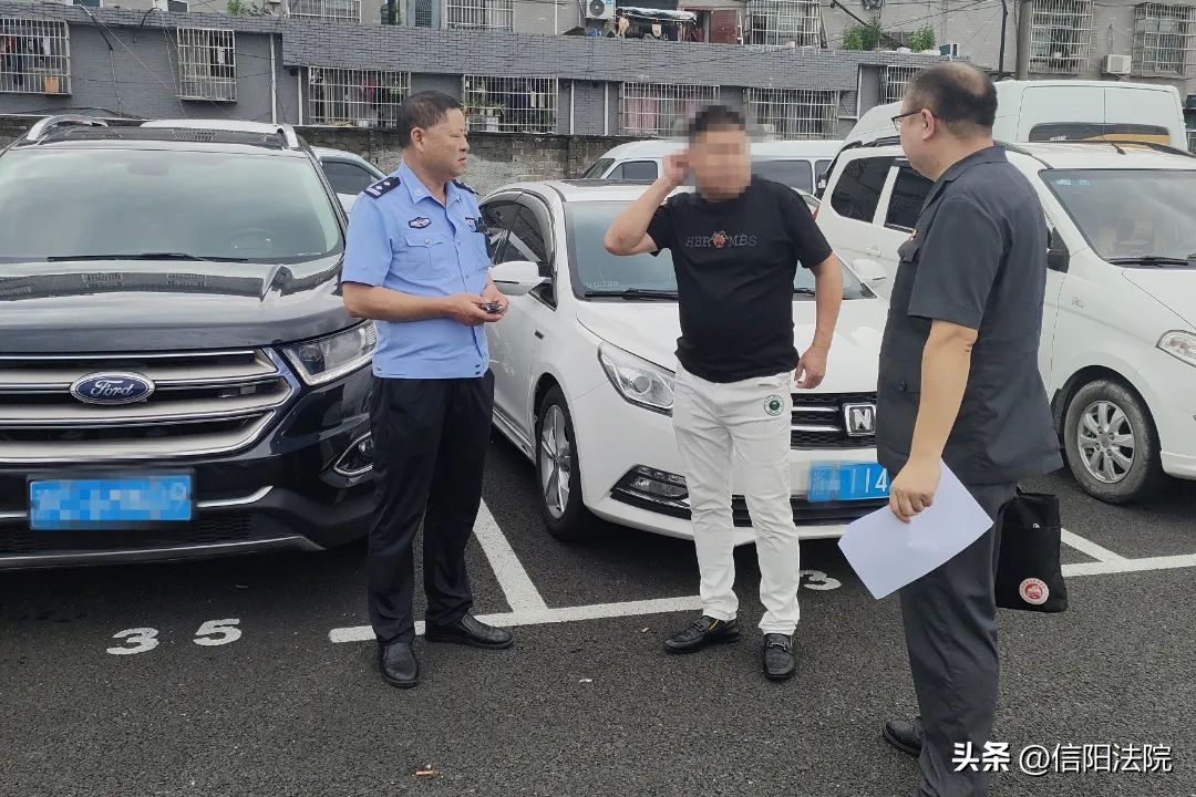 “喂？你的车堵路了”~车没堵，人被堵了