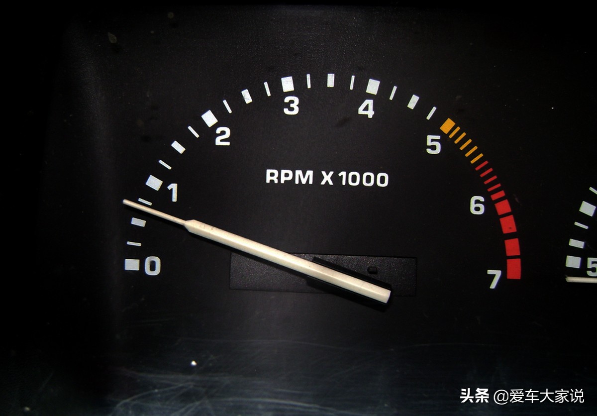 发动机怠速比以前低了正常吗,为什么发动机怠速一会600一会800