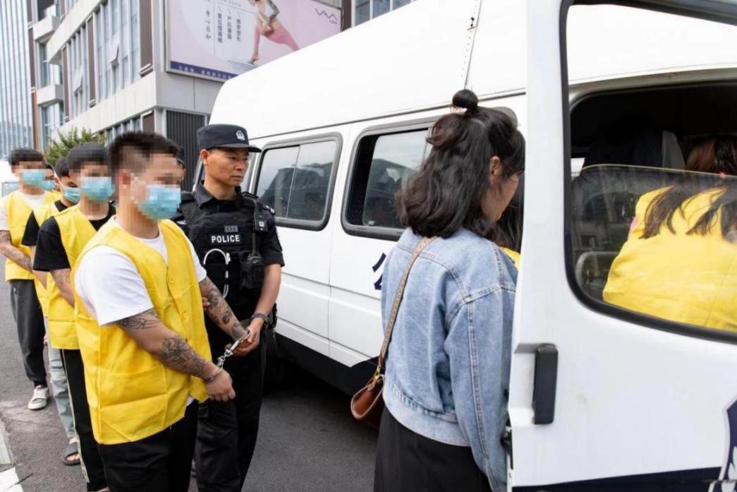 重庆捣毁一诈骗团伙涉案超2000万,重庆警方捣毁一代开网店诈骗团伙