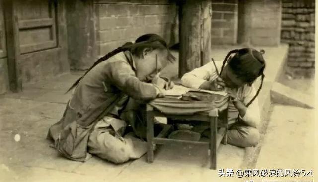 高清老照片：旗人格格大腿岔开豪放洗衣，地主三妻四妾不输女明星