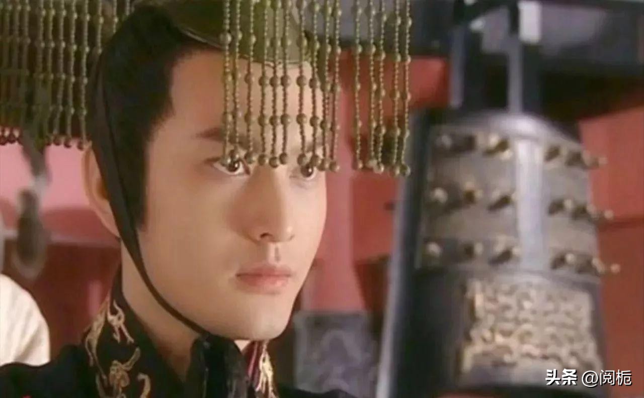 离婚不到一年，吃完黄晓明“红利”的杨颖，又回到了她的“怪圈”