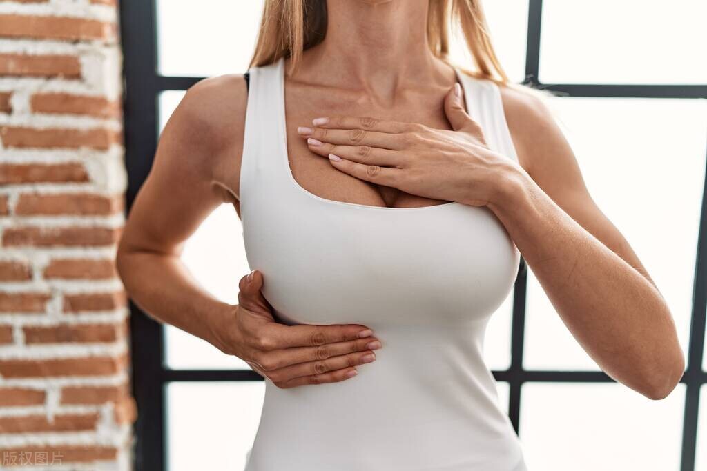 女性胸部周围游走性疼痛咋回事,女的胸部疼痛是哪些原因导致的