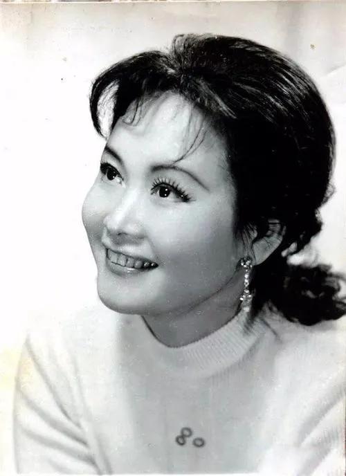 李谷一从哪年开始唱难忘今宵,李谷一的难忘今宵给人的感觉