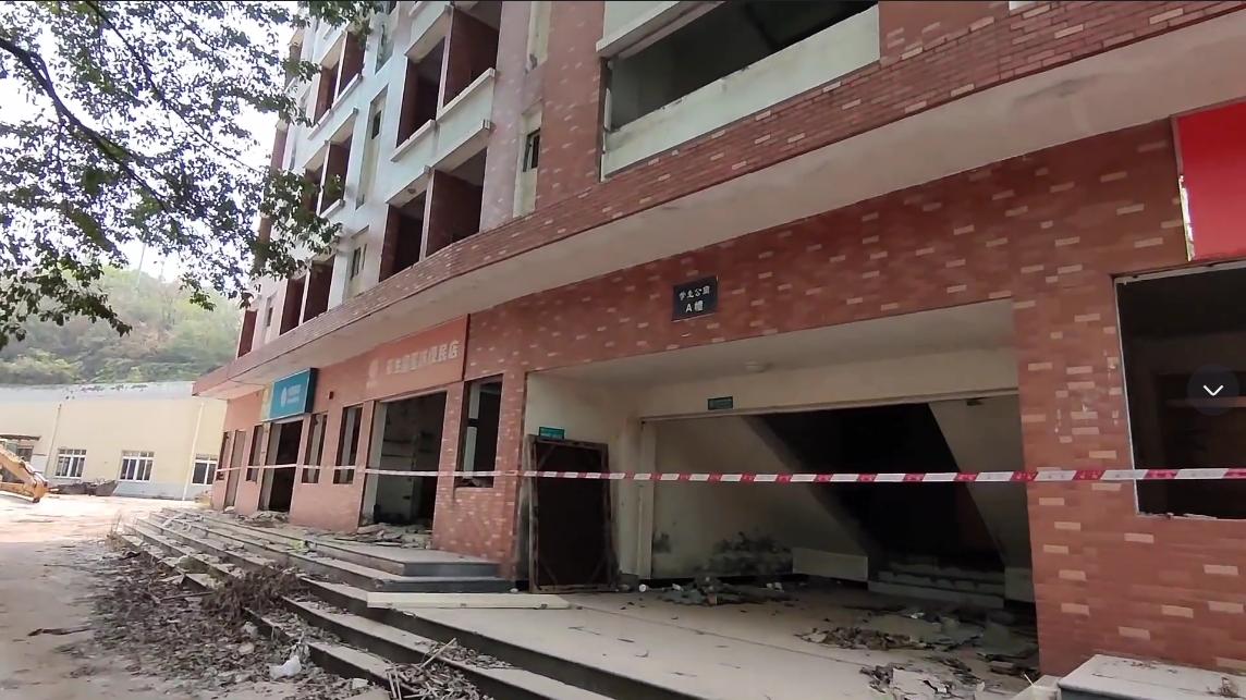 重庆憋屈的大学校园，几度易名命运多舛，正在拆除未来更美好