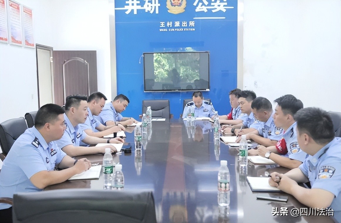 井研县公安局局长杜雨青,局领导到派出所调研警务改革