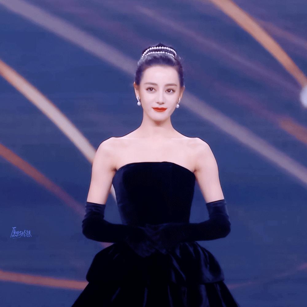 “酥胸半露”却偏要捂着,故作矜持,有一种尴尬叫迪丽热巴玩性感