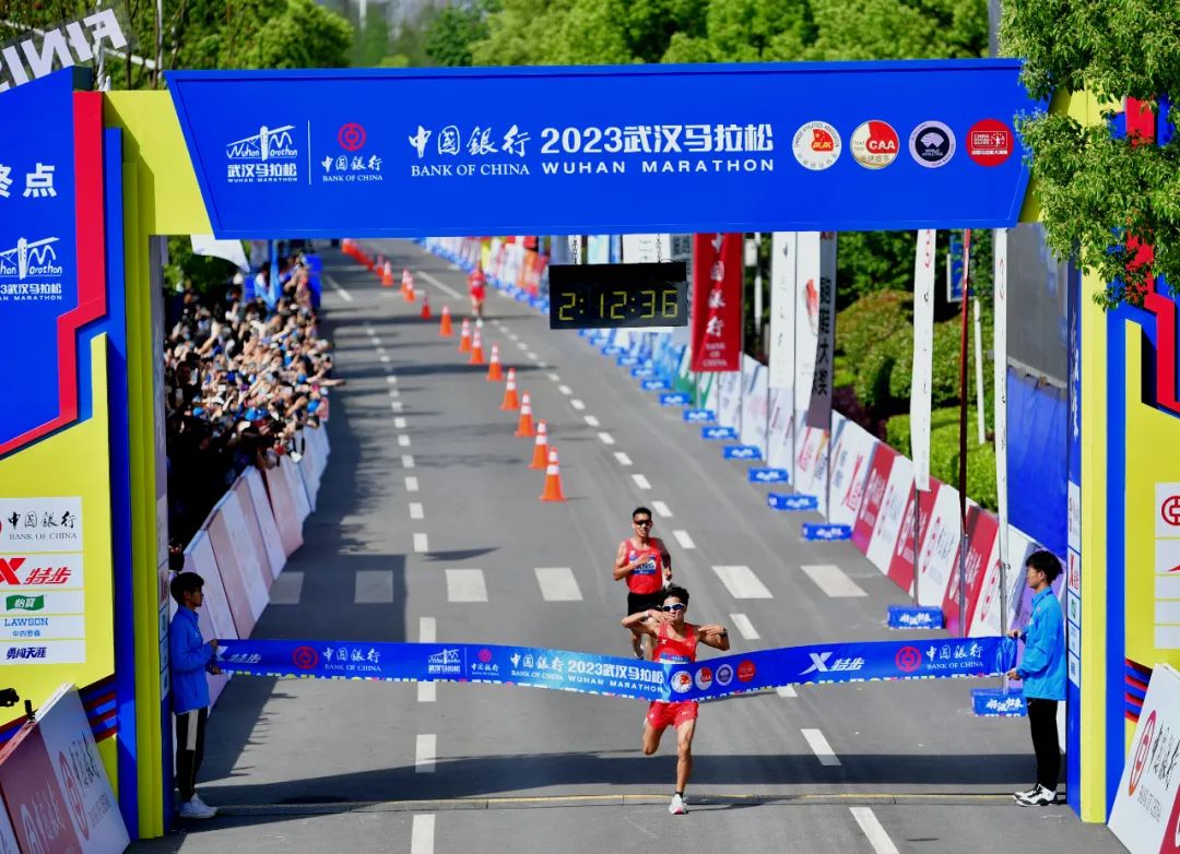 武汉马拉松冠军何杰接受采访,武汉何杰打破马拉松全国纪录