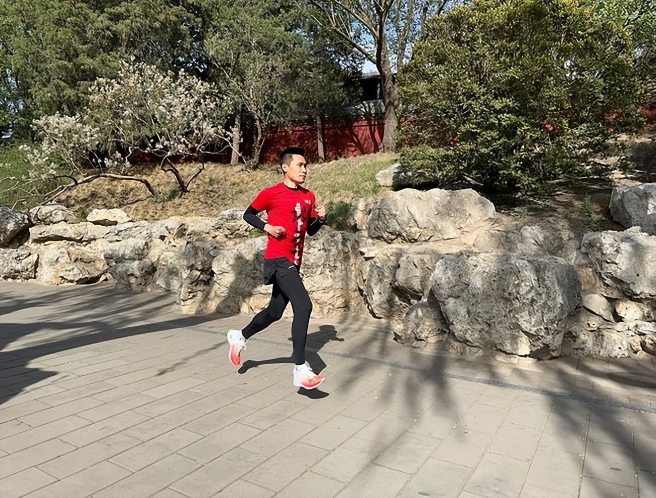 一双助力你摆脱平庸，突破自我的碳板跑鞋