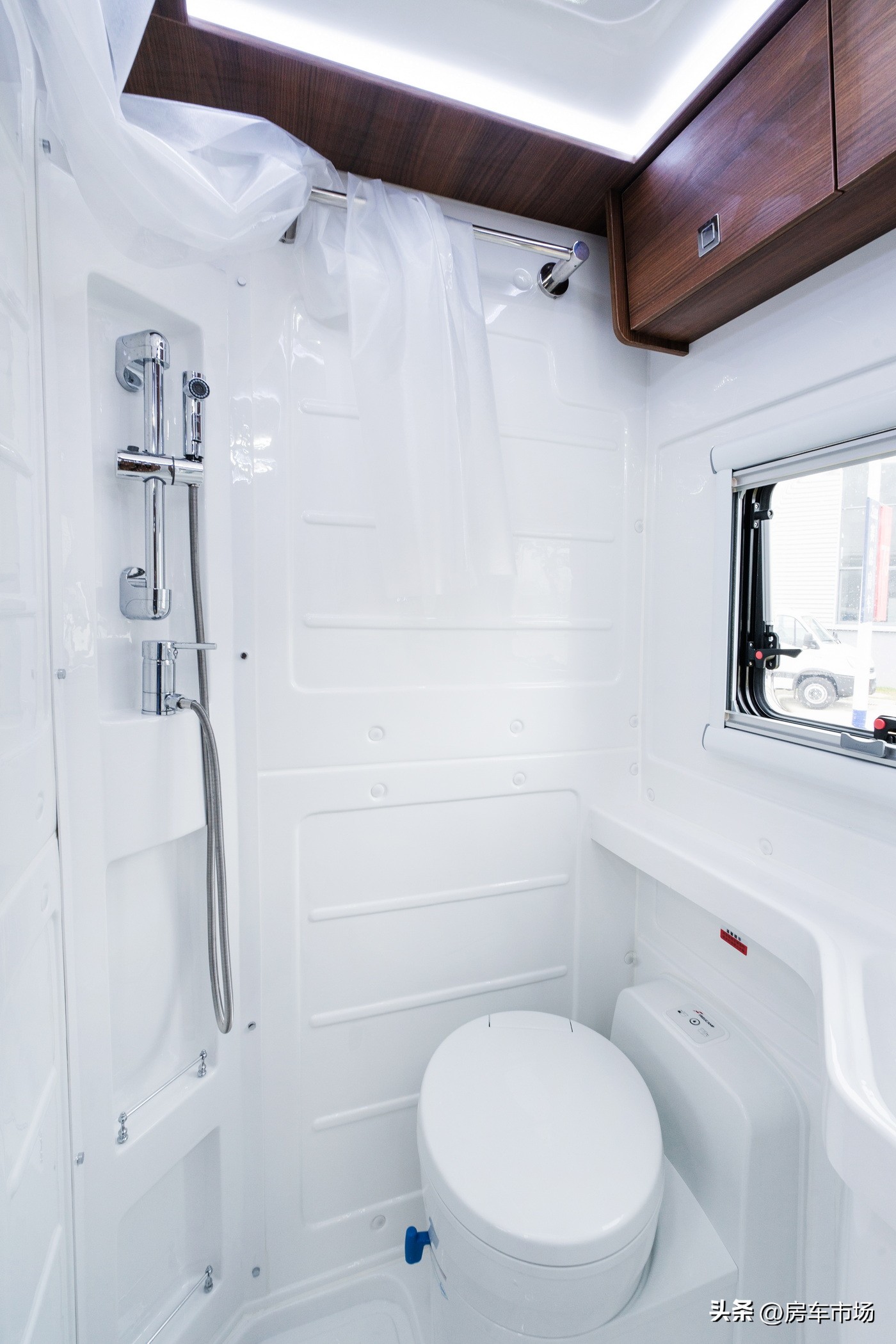 赛德卡700p房车是哪个品牌,最新款五十铃轻卡升顶带拓展房车