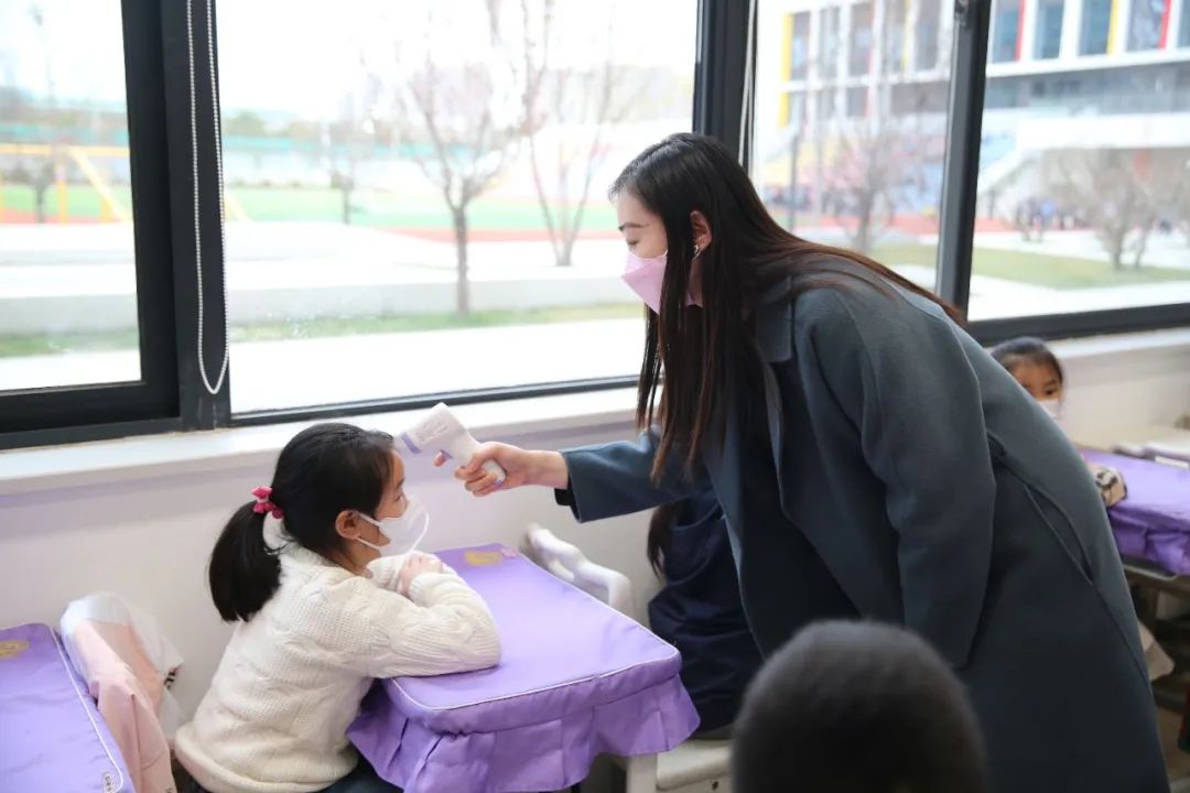 学校新冠肺炎疫情防控工作简报,小学开展新冠肺炎疫情教育