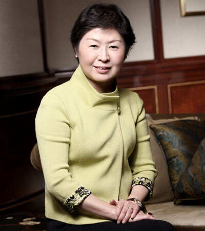 女人老了，怎么打扮更显贵气体面？这3位老牌“女首富”给你答案