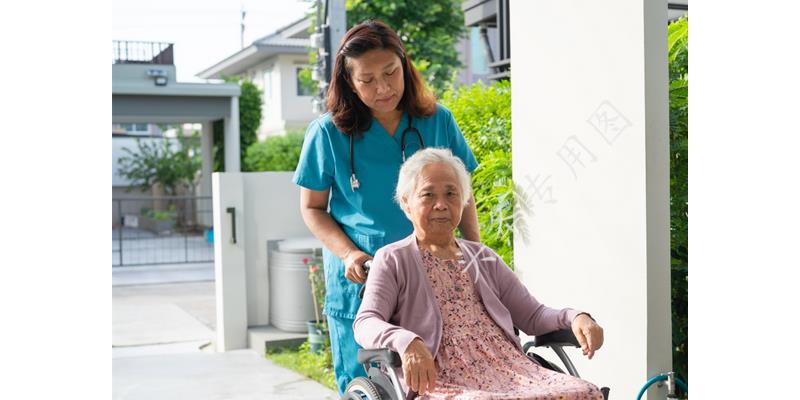 父母去医院没钱心里难受吗,家人住院自己也没钱简直崩溃