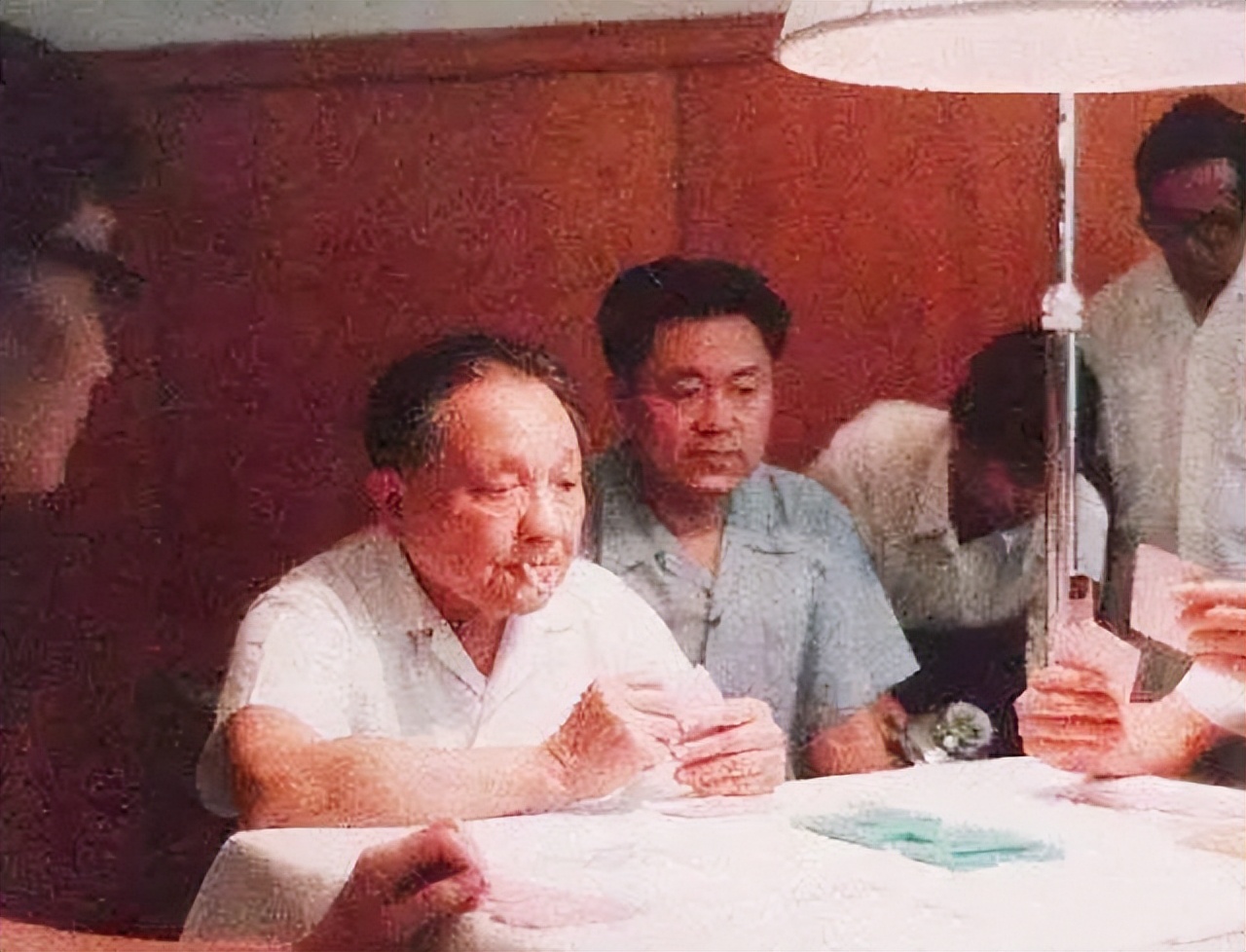 *小平邓**的保健医生郭勤英：邓公之所以能活到90岁，和一习惯有关系