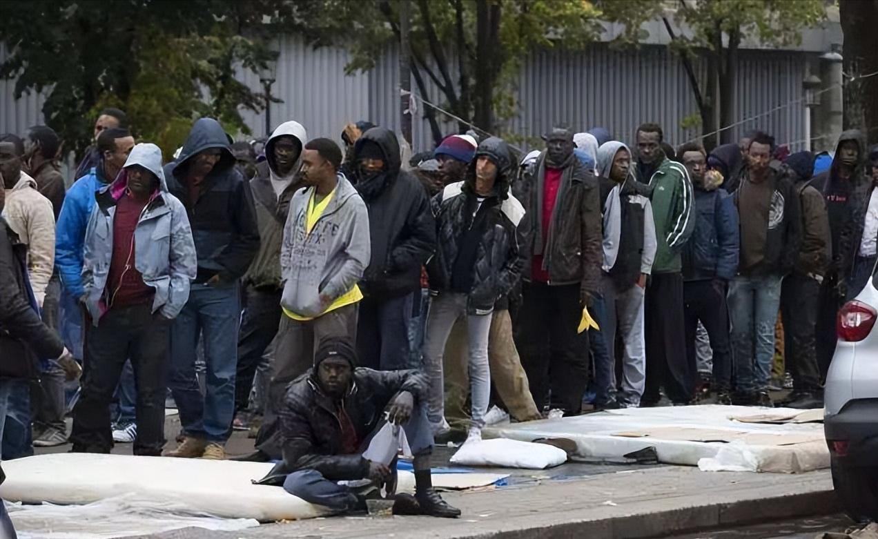 法国男足在卡塔尔的下机照火了：全是黑人，以为非洲球队来了