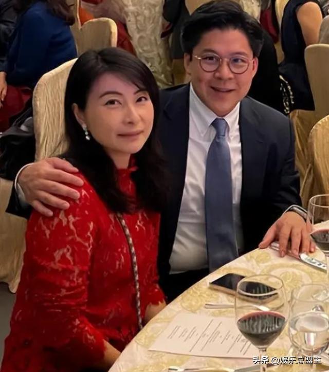 一个参加晚宴穿6年前礼服，一个用2克拉钻石敷脸豪门的差距有多大