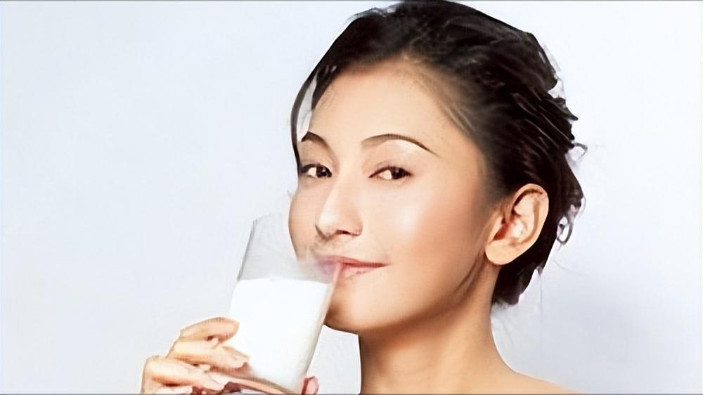 警惕6种疾病时期喝牛奶最伤身,晚上喝牛奶等于服毒