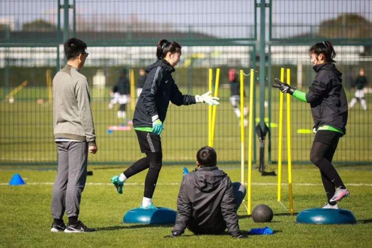 战冬训·攀新高｜冠军的精神代代传承!追梦路上,小玫瑰们努力奔跑