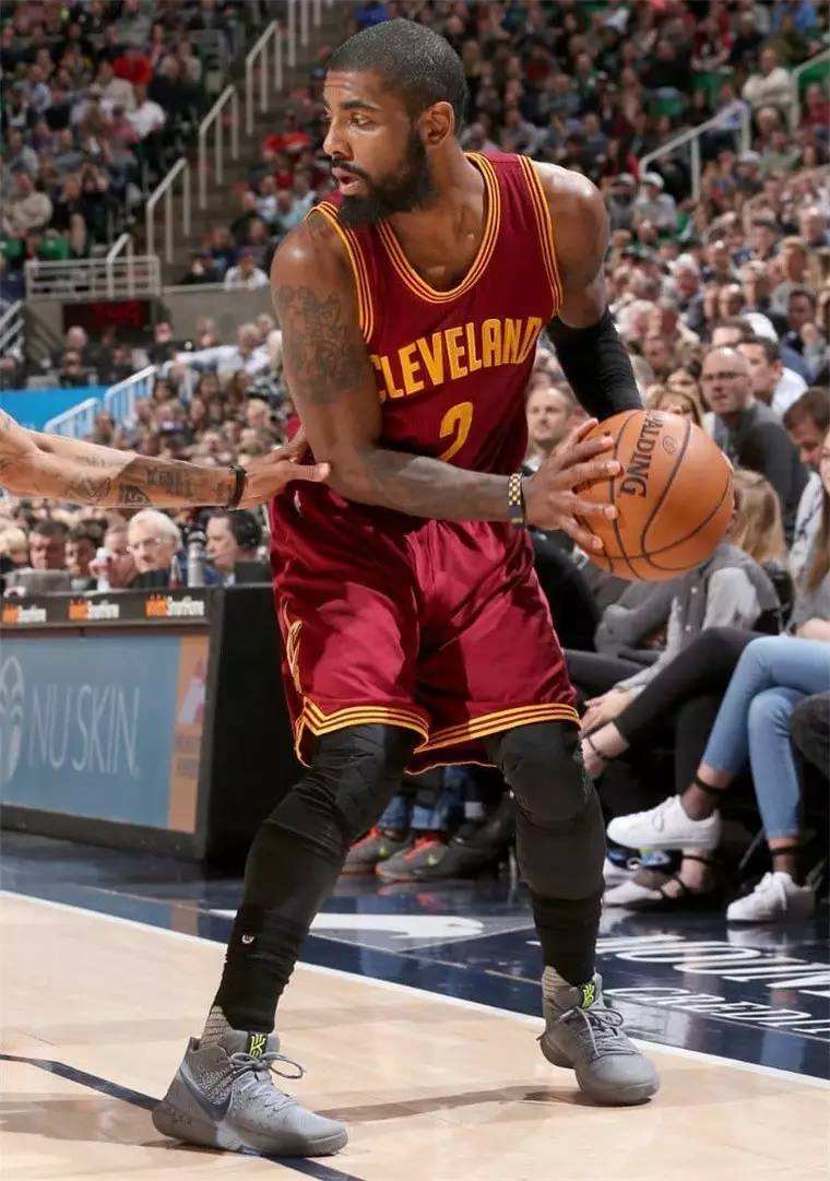 凯里欧文穿过哪些球衣,欧文踩凯尔特人logo穿的什么球鞋