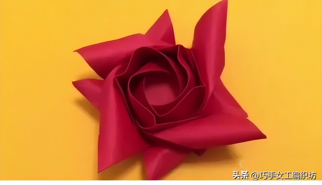 一张纸可以折一朵花,一张纸就可以叠的玫瑰花