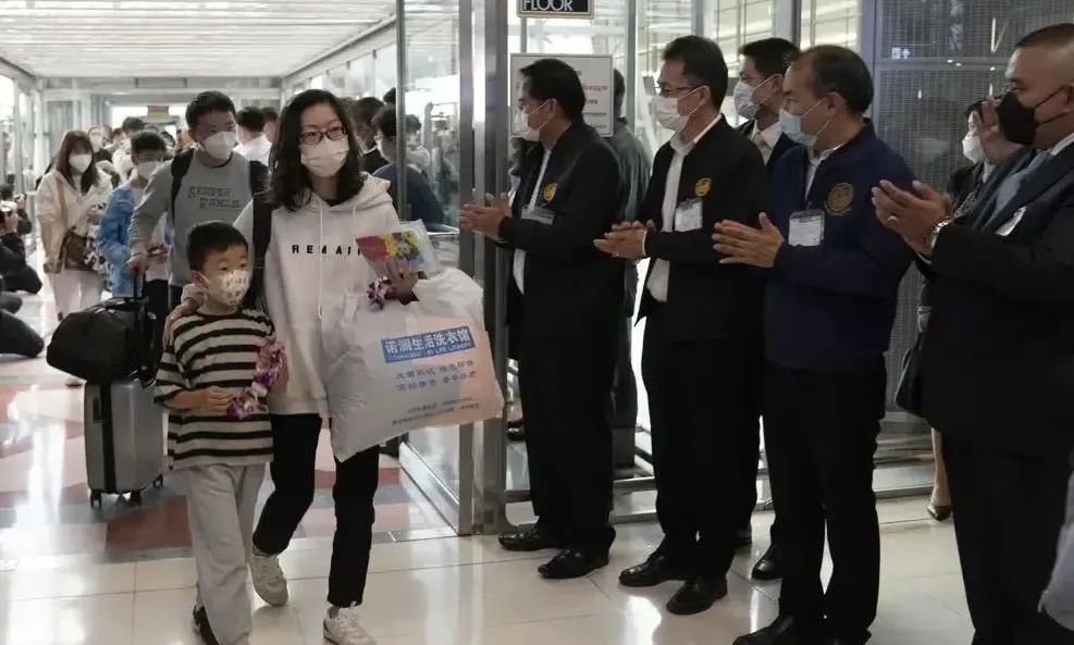 去泰国的中国游客被副总理亲自欢迎，去韩国的则被军警关大通铺