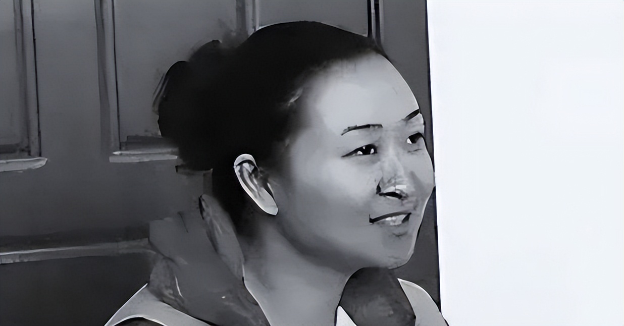 东北“五毒教母”的荒唐人生：年过5旬*养包**23岁小伙，拉女儿贩毒