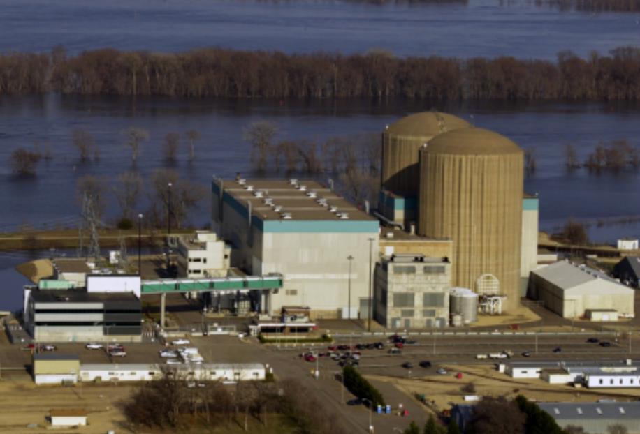 现场直击|裸女大闹颁奖盛典，全身写满字！