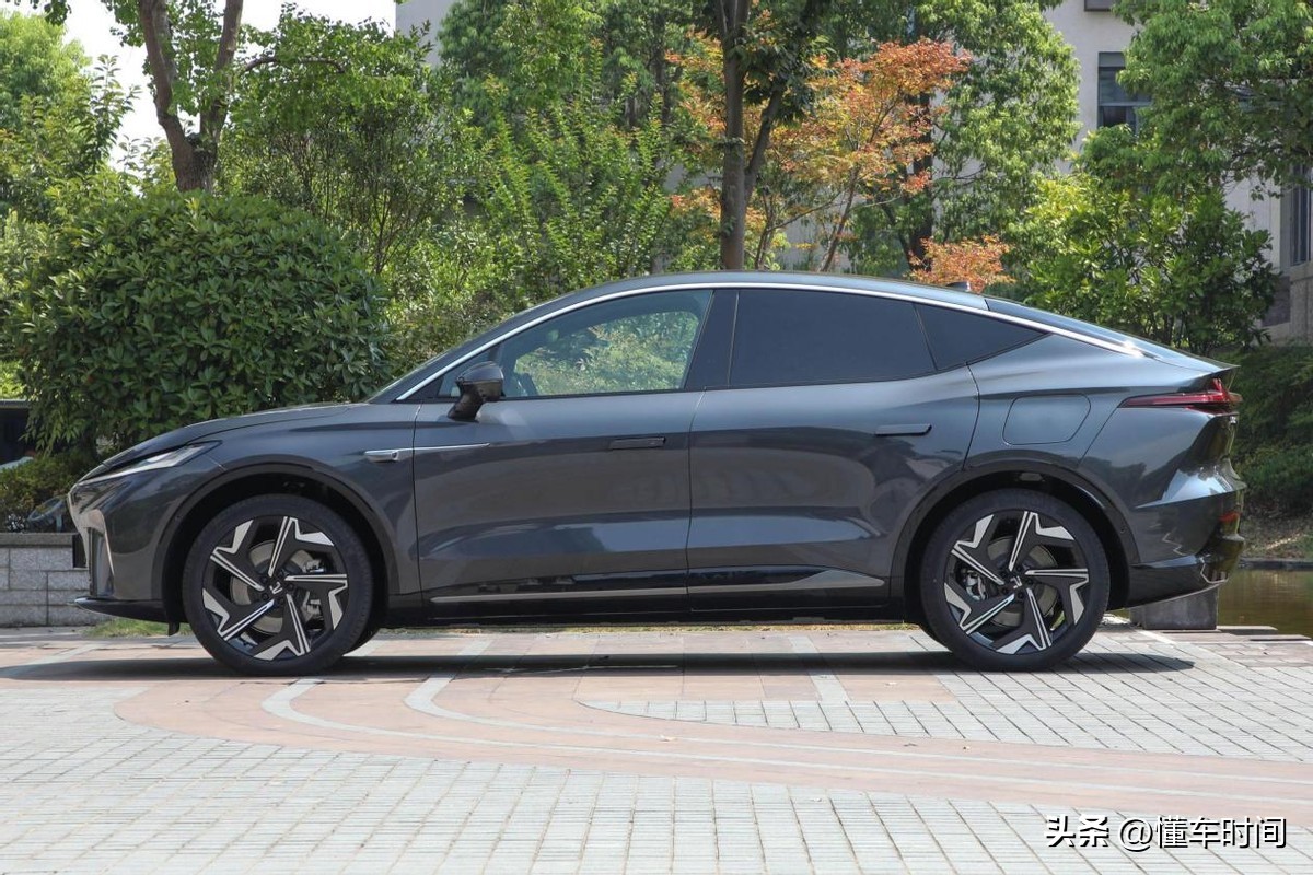 全新款飞凡r7顶配试驾,新豪华新智享飞凡R7的外形