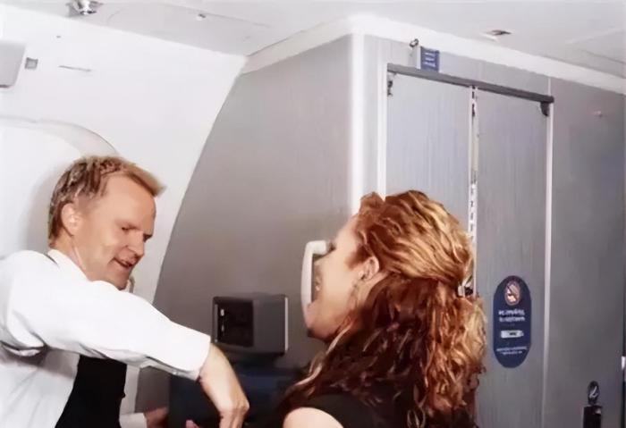 英国打造“天上人间”空姐在飞机上卖淫，自称比普通空姐多赚十倍