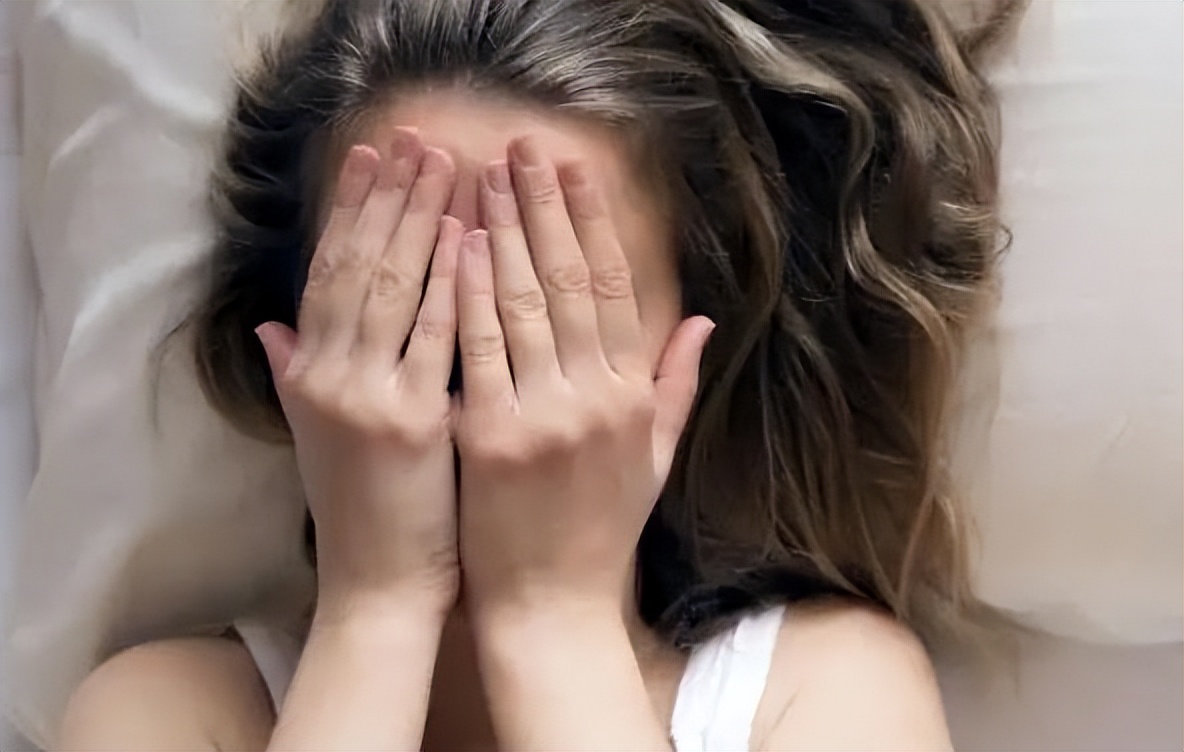 大脑开始萎缩身体会出现三个症状,大脑萎缩的10个征兆有哪些表现