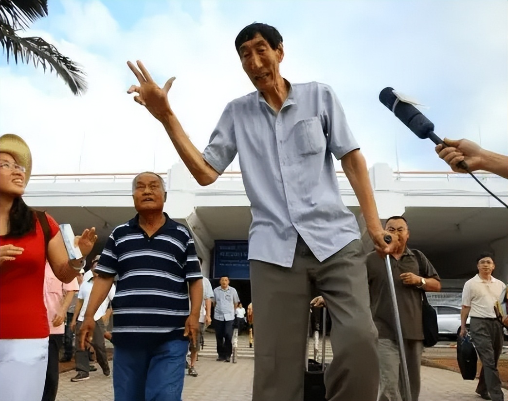 中国第一巨人鲍喜顺，不听医生忠告执意生育，如今儿子身高多少？