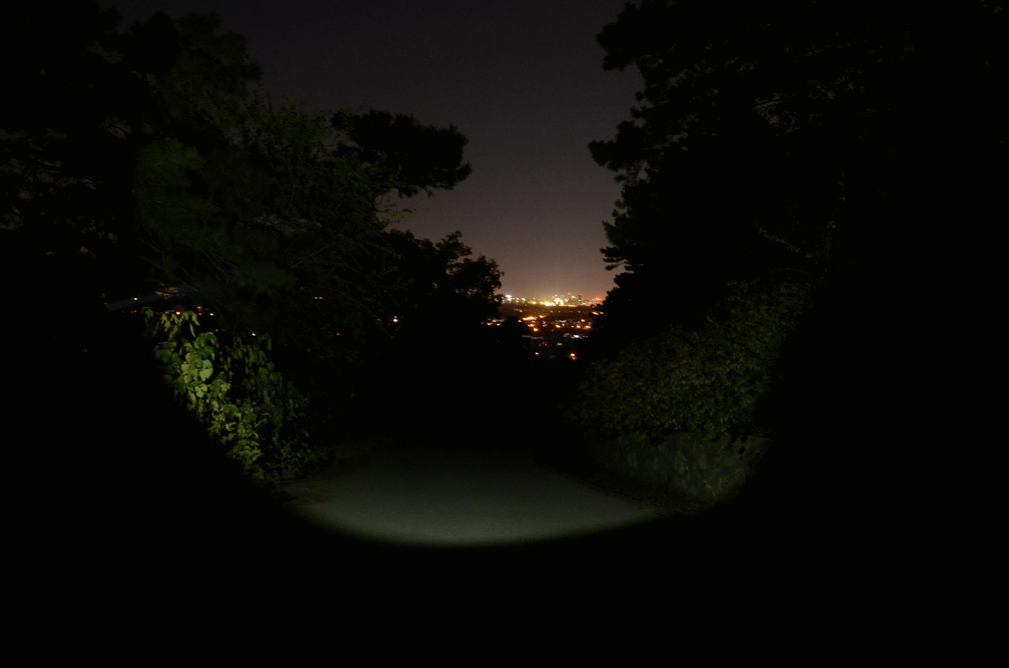 短小精悍的性能均衡之作！傲雷神剑Javelotmini远射战术手电体验