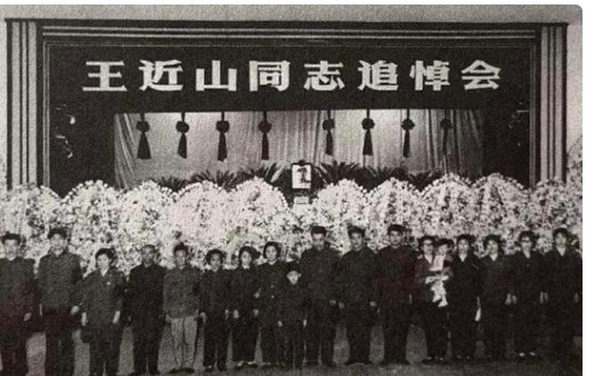 1975年，王近山在农场生活贫苦，*小平邓**得知后：恢复行政6级待遇