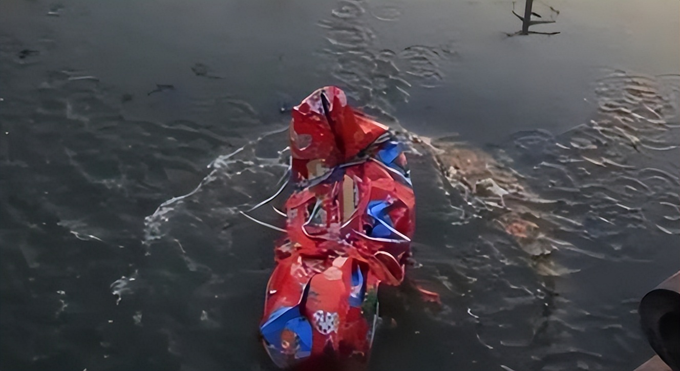 河边惊现赤裸女尸，*体下**竟然全是精斑，调查后发现凶手是死人？