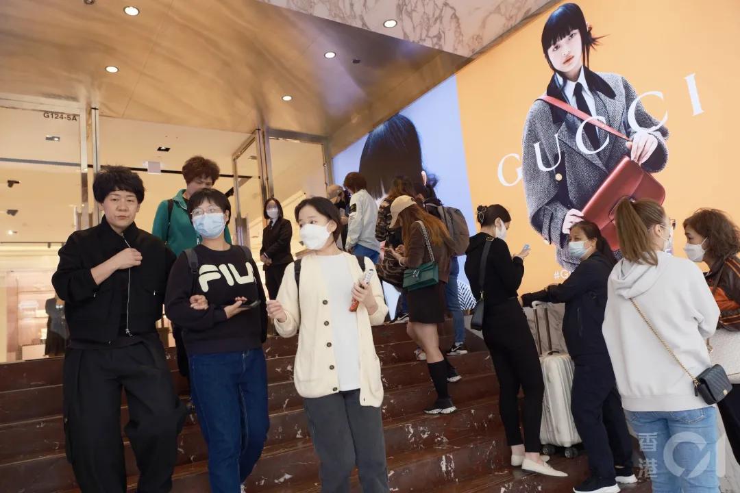 中国旅客湧广东道名店排队买名牌包，有游客日花10万！