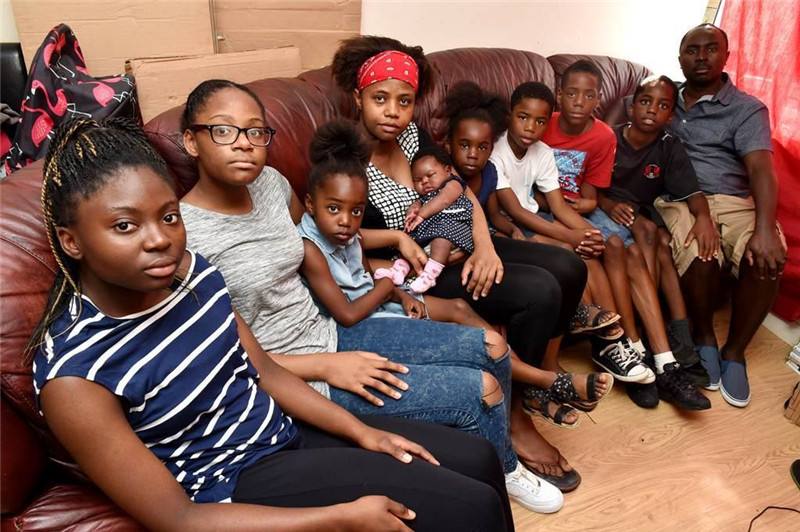 法国男足在卡塔尔的下机照火了：全是黑人，以为非洲球队来了