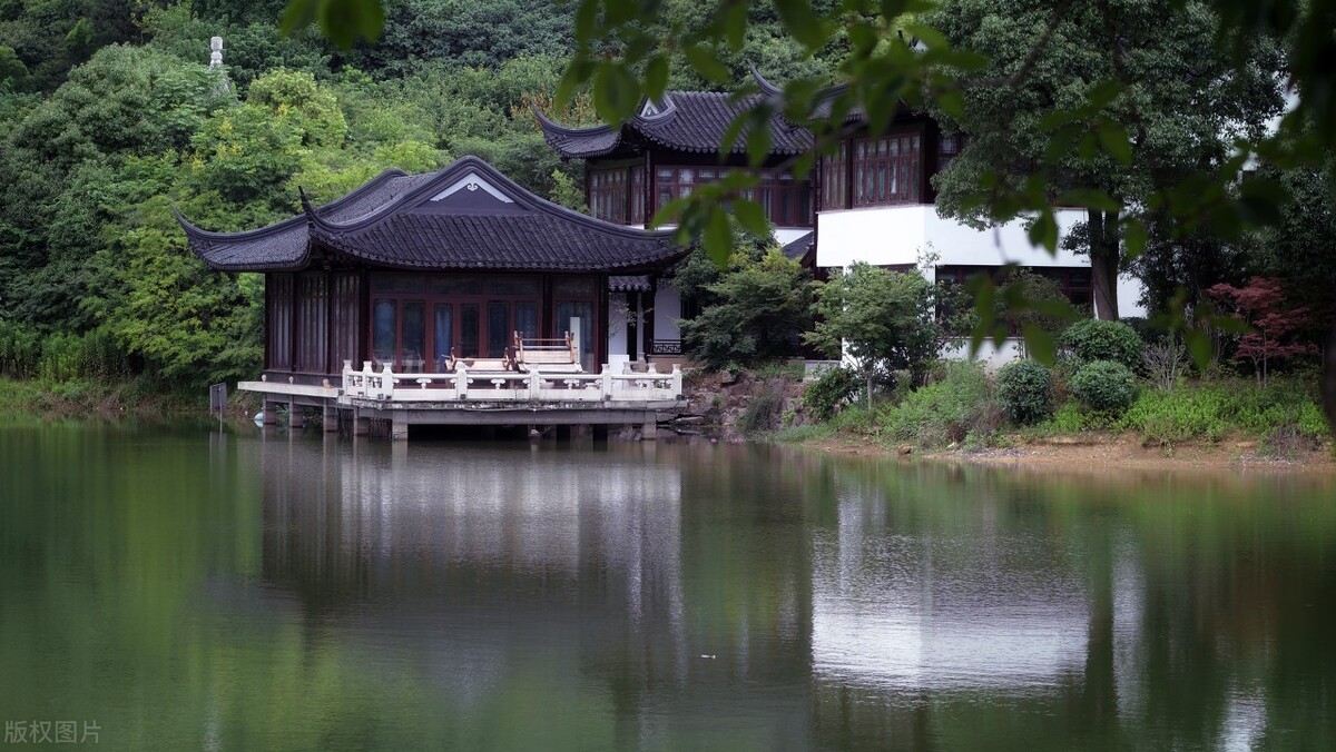 描写水面如镜的诗句,形容水清的优美诗句