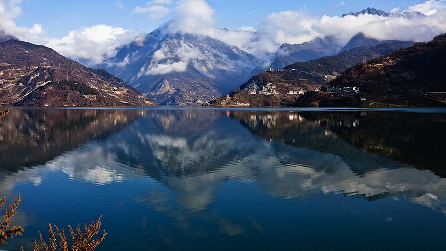成都有哪些藏族旅游景点,离成都最近的藏族风景点