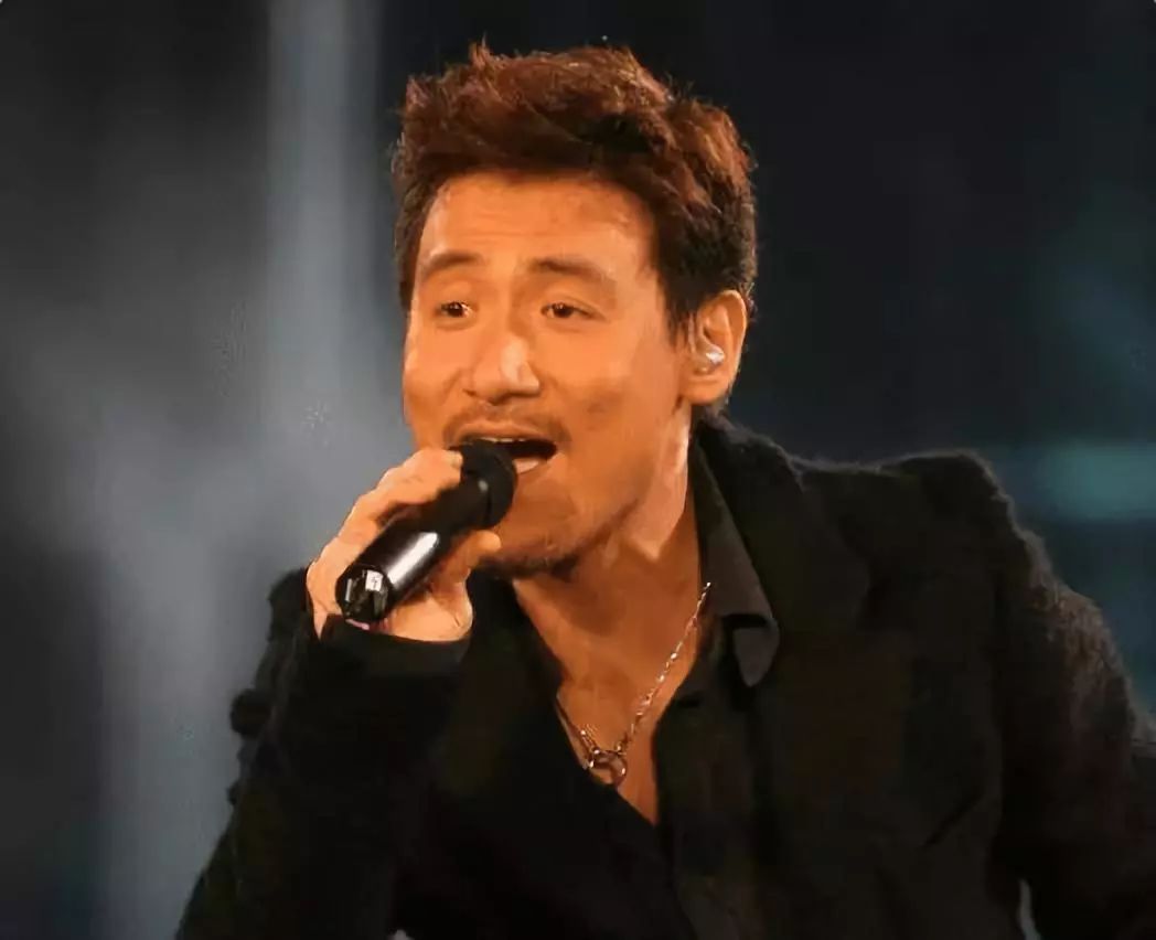 百子湾女模告诉我，晚上有人在她家门口放低温蜡烛，令我大开眼界