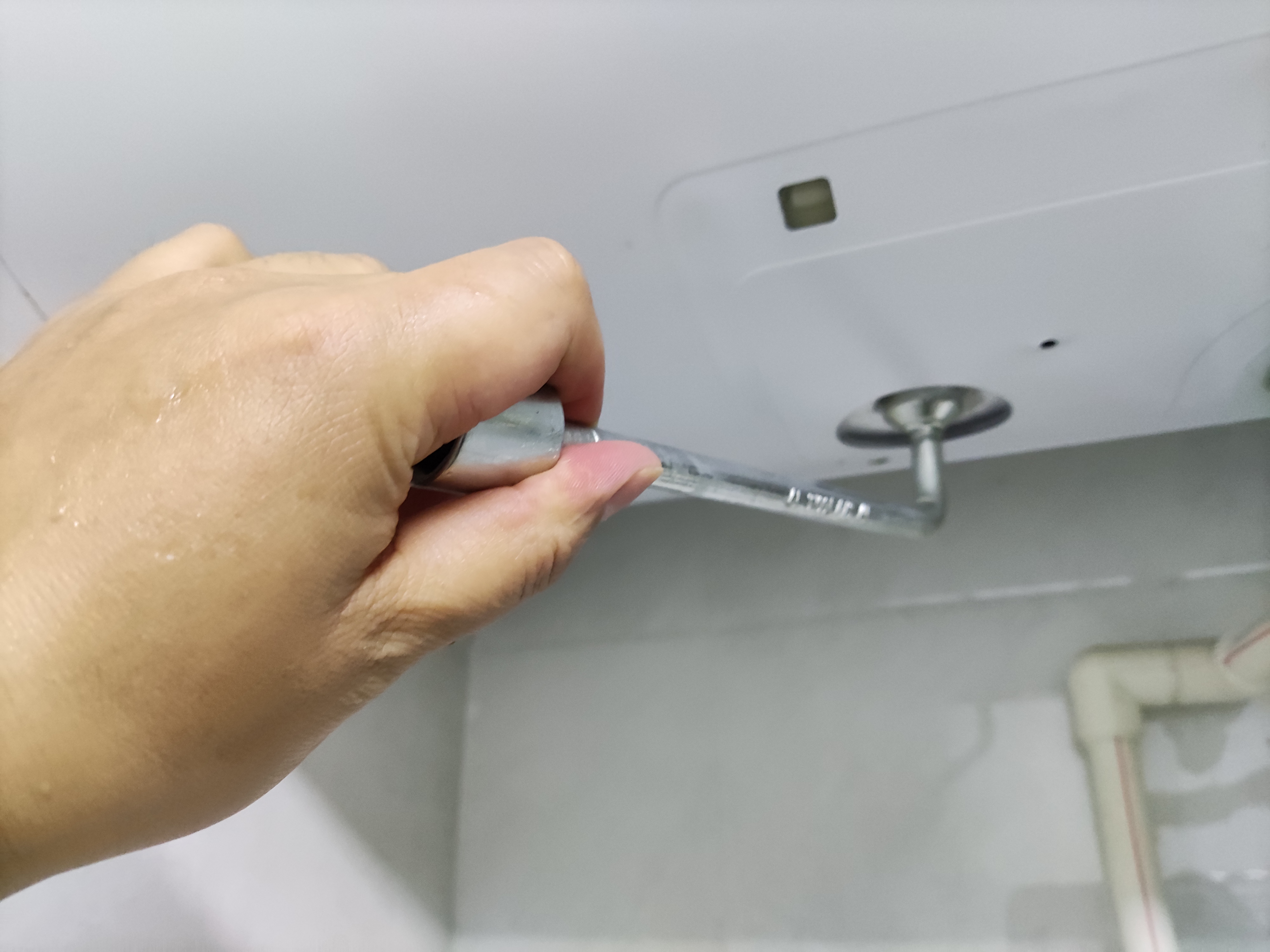 清洗电热水器的套筒多大,自己动手清洗电热水器内胆