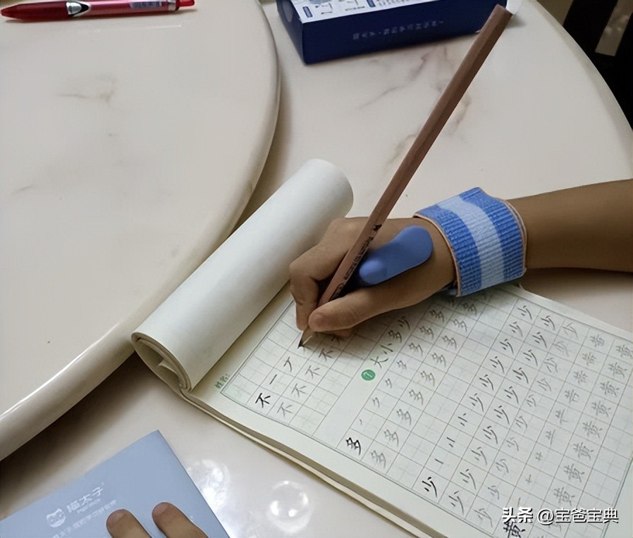 孩子握笔姿势手腕矫正小神器,孩子握笔姿势纠正不过来要不要紧