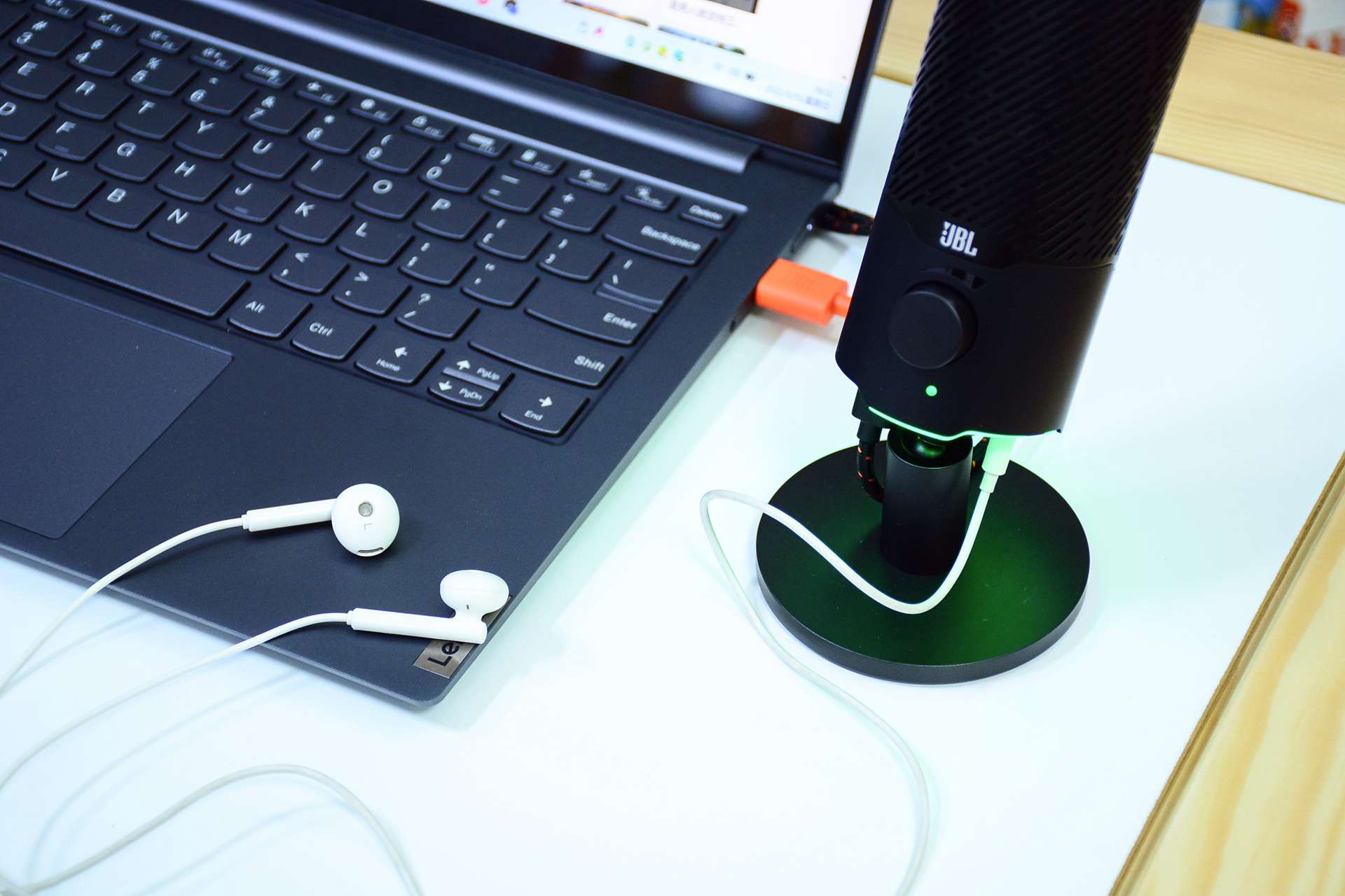 头部UP主推荐的麦克风，JBLQuantumStream，即插即用两种拾音模式