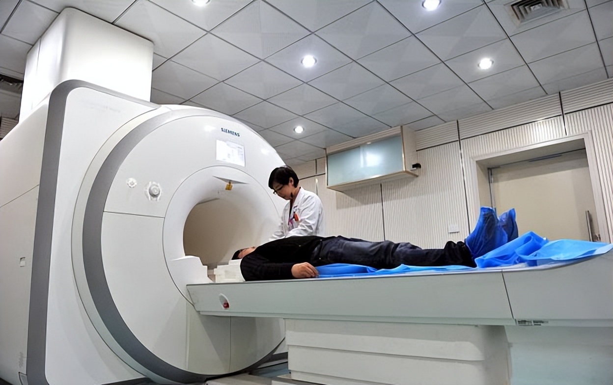 男子肾结石腰疼,男子腰部隐隐作痛一查竟是肾结石