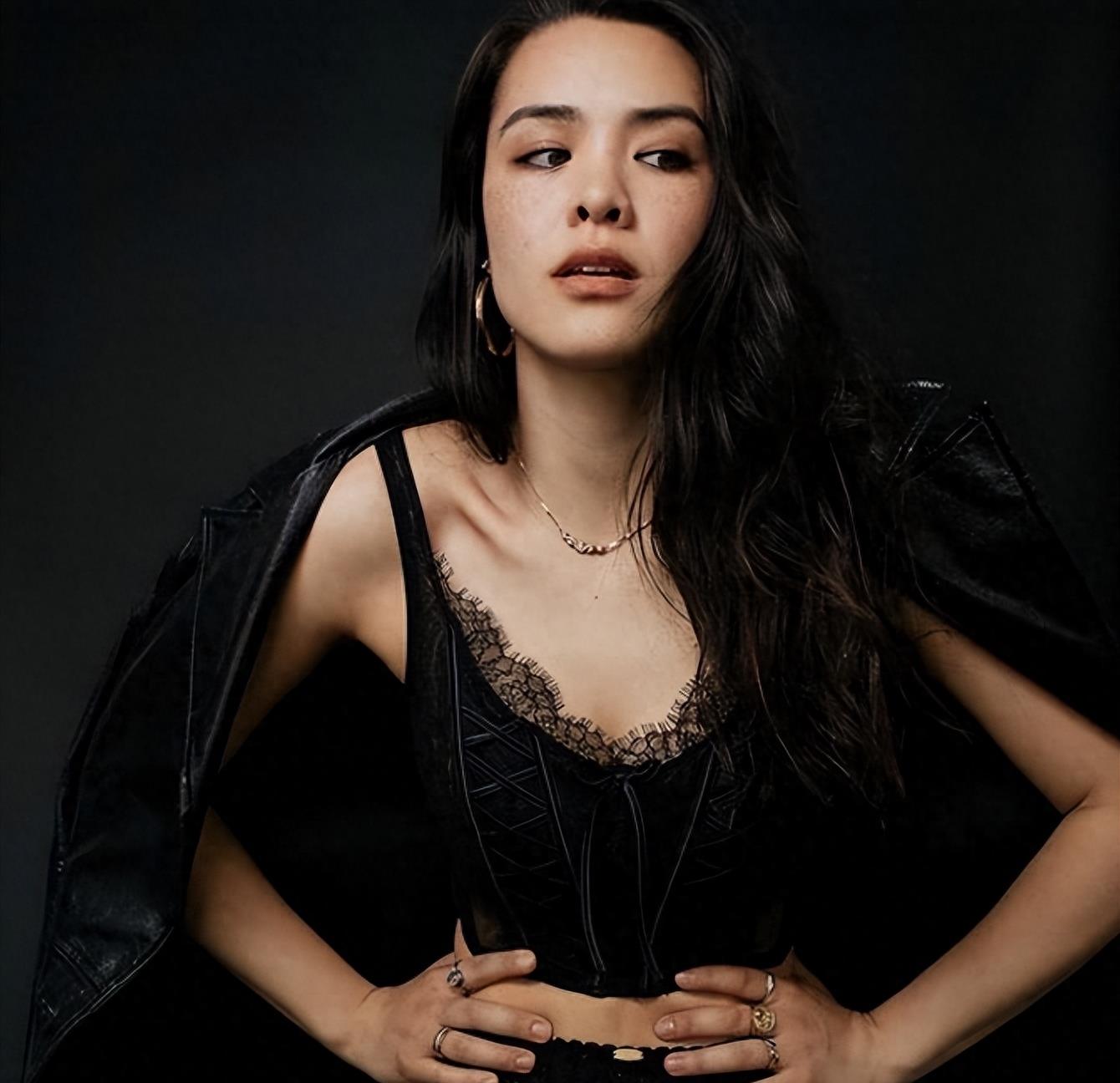 尺度满了！钟丽缇大女儿当众脱内衣裤，现场照片被泄露遭批评！