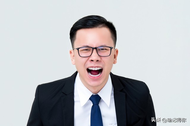 男子低头玩手机差点被绊倒,男子低头玩手机过马路被撞