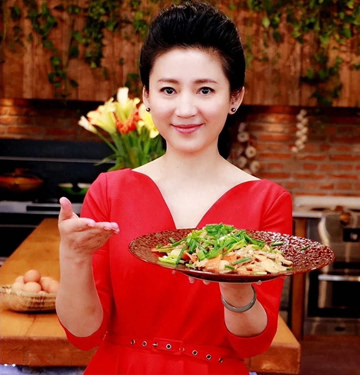 央视一姐王小丫的视频,央视主持人王小丫2000年身体状况