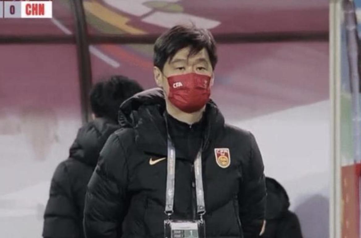 失望！场上散步+眼神防守，国足输球后，还不忘选购奢侈品