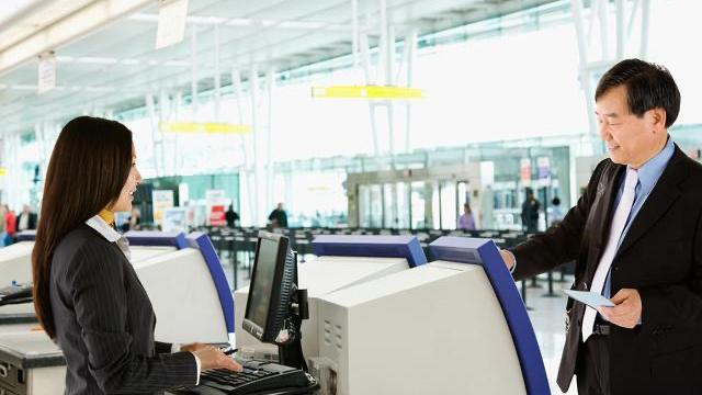 没有身份证坐飞机需要带什么证件,没带身份证坐飞机详细流程